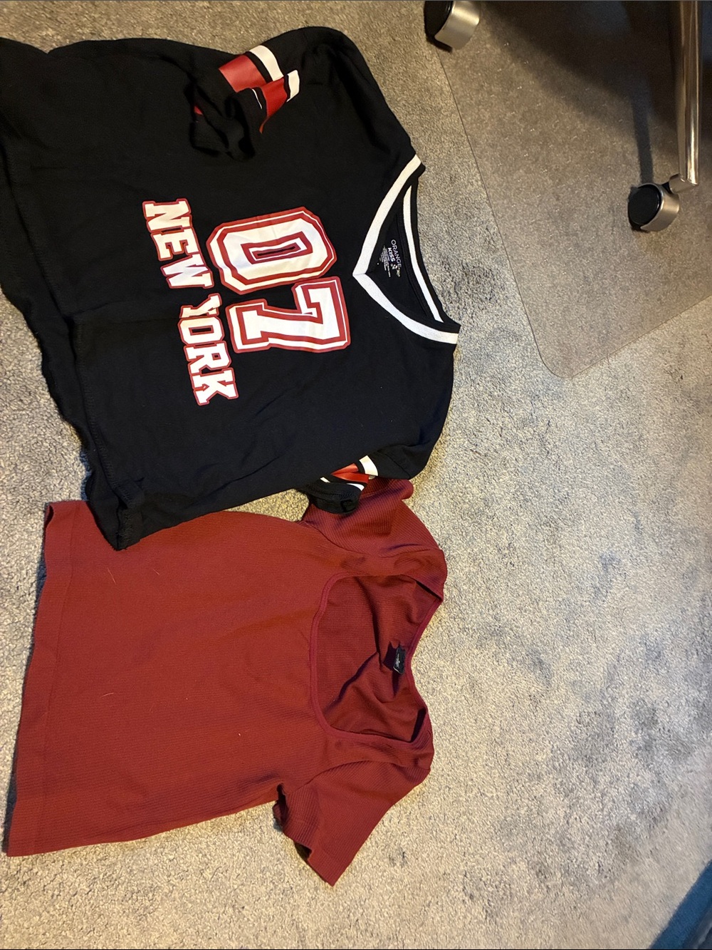 Women's Black '07 New York' Cropped Graphic Sweatshirt & Red Crop Top Set
